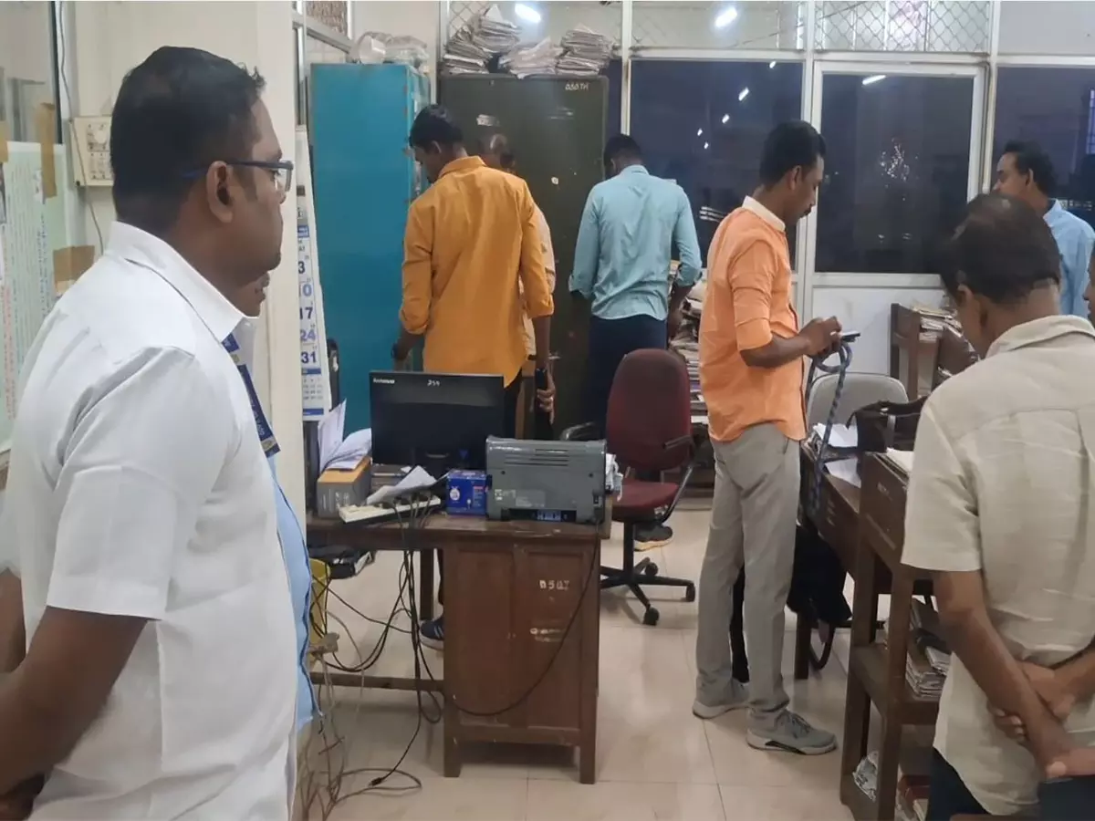 Tamil Nadu: त्रिची कलेक्टर कार्यालय को बम धमकी ईमेल, जांच में निकला फर्जी Tamil Nadu: त्रिची कलेक्टर कार्यालय को बम धमकी ईमेल, जांच में निकला फर्जी