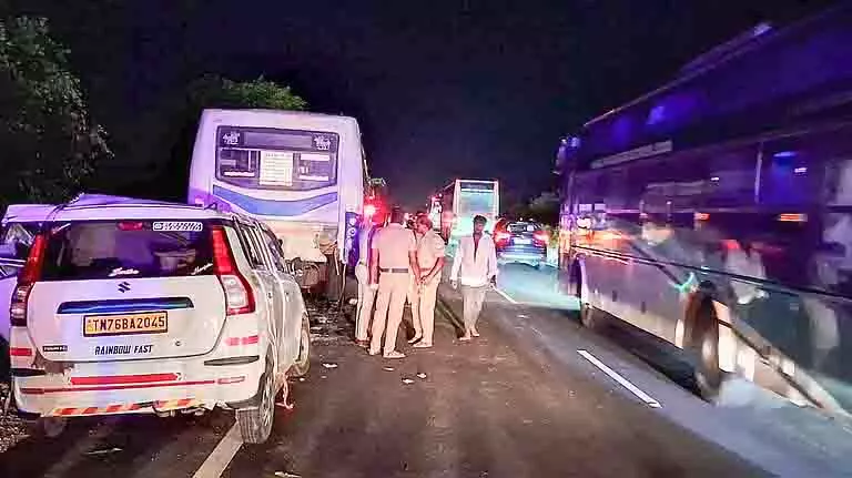 TIRUCHY : कार और बस में टक्कर, महिला और बच्चे समेत तीन की मौत TIRUCHY : कार और बस में टक्कर, महिला और बच्चे समेत तीन की मौत