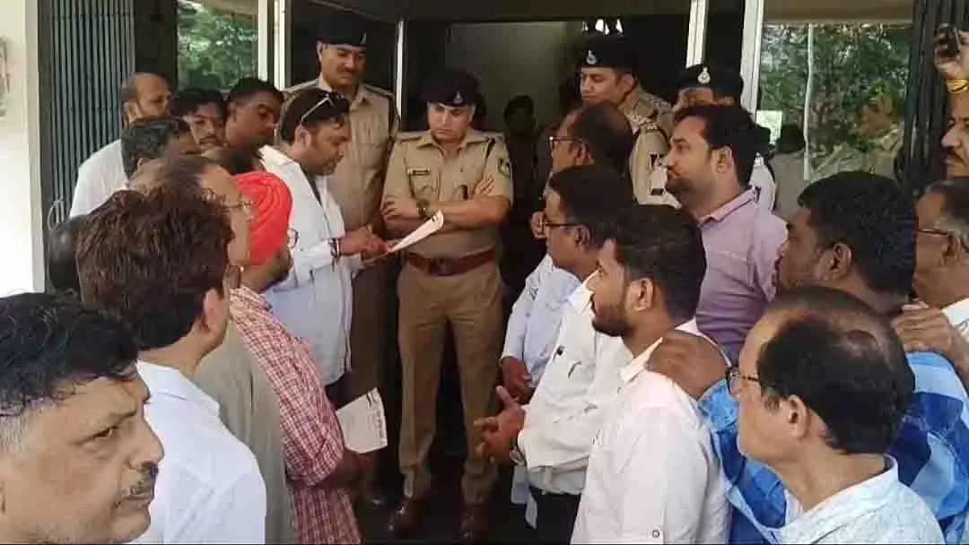 Dhar: राहुल गांधी के पुतला दहन पर कांग्रेस का विरोध प्रदर्शन Dhar: राहुल गांधी के पुतला दहन पर कांग्रेस का विरोध प्रदर्शन