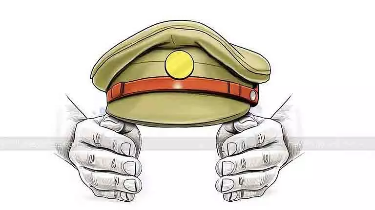 UP: पुलिस की छापेमारी में हताहत, चार पुलिसकर्मी निलंबित UP: पुलिस की छापेमारी में हताहत, चार पुलिसकर्मी निलंबित