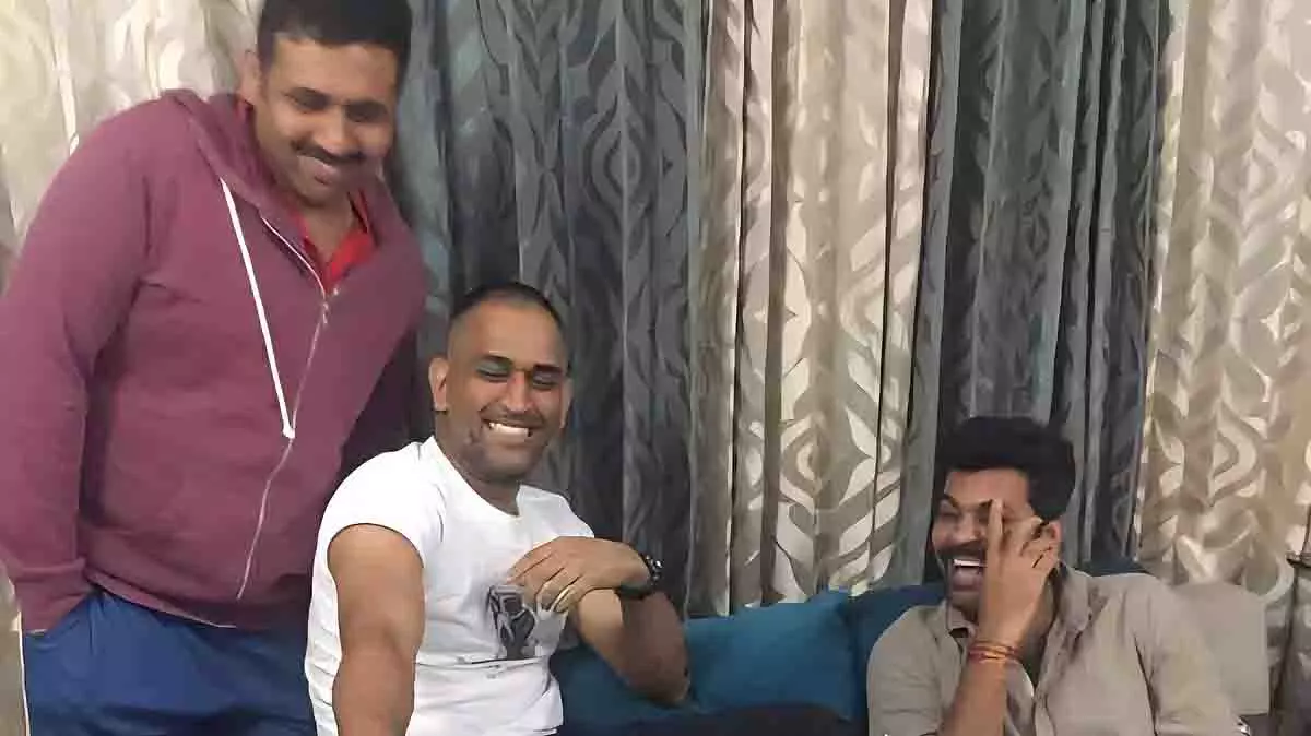 MS धोनी-आरपी सिंह की पुरानी हुक्का पार्टी फोटो इंटरनेट पर वायरल MS धोनी-आरपी सिंह की पुरानी हुक्का पार्टी फोटो इंटरनेट पर वायरल