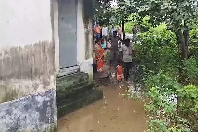 Bankura आईसीडीएस केंद्र घुटनों तक पानी में चल रहा Bankura आईसीडीएस केंद्र घुटनों तक पानी में चल रहा