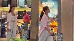 एयरपोर्ट पर Ananya Pandey का स्टाइलिश अंदाज़ छाया एयरपोर्ट पर Ananya Pandey का स्टाइलिश अंदाज़ छाया