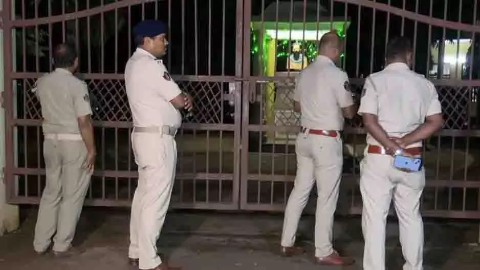 Odisha: उत्कल विश्वविद्यालय छात्रावास में तनाव, वार्डन के खिलाफ विरोध Odisha: उत्कल विश्वविद्यालय छात्रावास में तनाव, वार्डन के खिलाफ विरोध