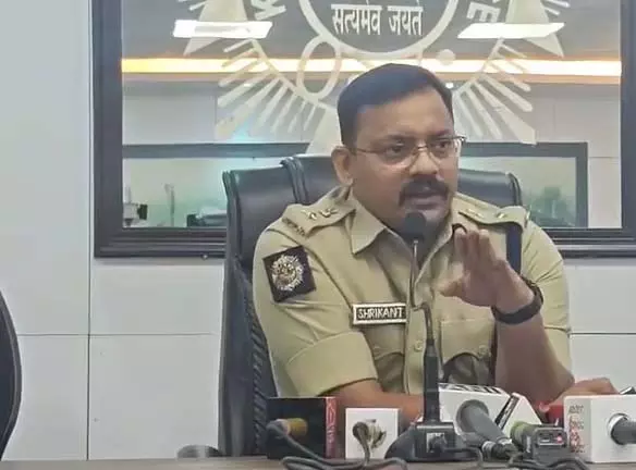 सेना के वाहन को रोकने पर पुलिस ने लेन उल्लंघन का दावा किया सेना के वाहन को रोकने पर पुलिस ने लेन उल्लंघन का दावा किया