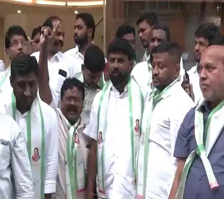 BRS MLC के कविता के निलंबन का समर्थकों ने किया विरोध, इसे अन्याय बताया BRS MLC के कविता के निलंबन का समर्थकों ने किया विरोध, इसे अन्याय बताया