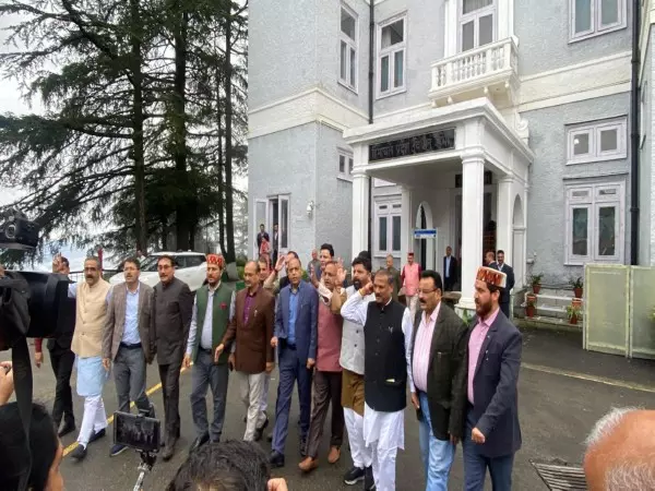 पूर्व CM ठाकुर ने आपदा प्रबंधन पर उठाए सवाल, विपक्ष ने विधानसभा से किया बहिर्गमन पूर्व CM ठाकुर ने आपदा प्रबंधन पर उठाए सवाल, विपक्ष ने विधानसभा से किया बहिर्गमन