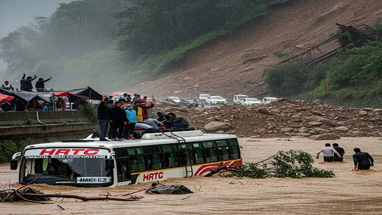 हिमाचल में भारी बारिश से जनजीवन अस्त-व्यस्त: 6 हाईवे और 1311 सड़कें बंद, स्कूल-कॉलेज बंद हिमाचल में भारी बारिश से जनजीवन अस्त-व्यस्त: 6 हाईवे और 1311 सड़कें बंद, स्कूल-कॉलेज बंद