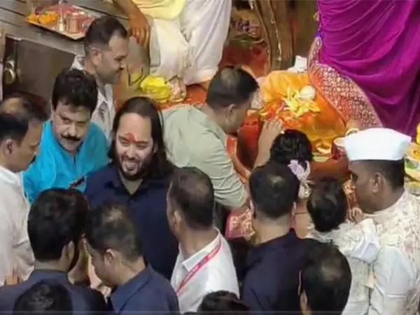 Ganesh Chaturthi: अनंत अंबानी लालबागचा राजा की आरती में हुए शामिल Ganesh Chaturthi: अनंत अंबानी लालबागचा राजा की आरती में हुए शामिल