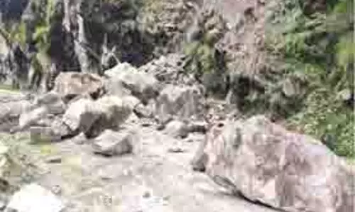 Mandi: पहाड़ी से चट्टानें गिरीं, दहशत में लोग घरों से बाहर भागे Mandi: पहाड़ी से चट्टानें गिरीं, दहशत में लोग घरों से बाहर भागे