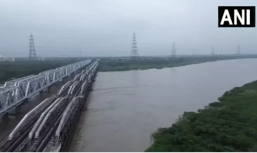 दिल्ली : लगातार हो रही बारिश के कारण यमुना नदी उफान पर दिल्ली : लगातार हो रही बारिश के कारण यमुना नदी उफान पर