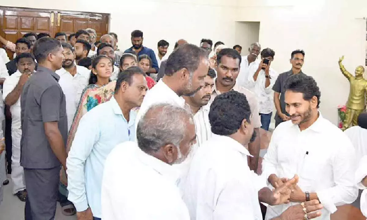 Andhra: जगन ने पार्टी नेताओं और कार्यकर्ताओं से कहा, हिम्मत मत हारिए Andhra: जगन ने पार्टी नेताओं और कार्यकर्ताओं से कहा, हिम्मत मत हारिए