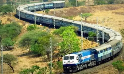 Jhumritilaiya: त्योहारों के लिए रेलवे ने चलाई अतिरिक्त ट्रेनें