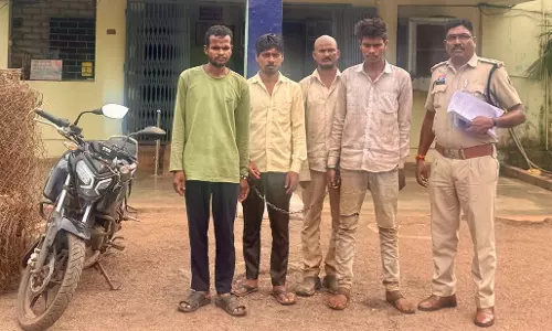 रायपुर : किसान के खेत से जाली तार चोरी, चार आरोपी गिरफ्तार रायपुर : किसान के खेत से जाली तार चोरी, चार आरोपी गिरफ्तार