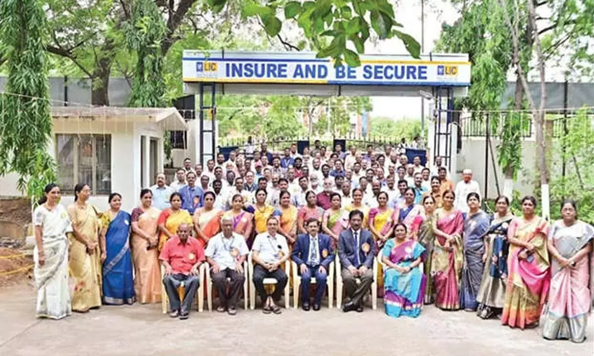 Andhra: कडप्पा में एलआईसी ‘बीमा सप्ताह’ समारोह शुरू Andhra: कडप्पा में एलआईसी ‘बीमा सप्ताह’ समारोह शुरू