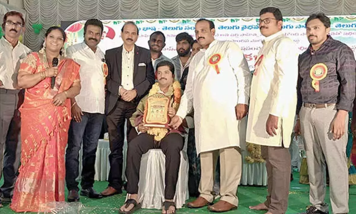 Andhra: चीरला किरण को ‘तेलुगु तेजम’ पुरस्कार से सम्मानित किया गया