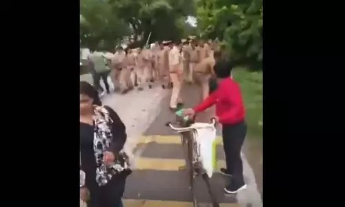 लाठीचार्ज का VIDEO, प्रदर्शन कर रहे LLB छात्रों को पुलिस ने दौड़ा-दौड़ा कर पीटा, जानें मामला लाठीचार्ज का VIDEO, प्रदर्शन कर रहे LLB छात्रों को पुलिस ने दौड़ा-दौड़ा कर पीटा, जानें मामला