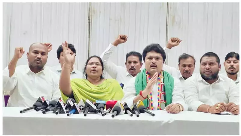 Andhra: एसटी पैनल के नेताओं ने पवन पर प्रीति मामले में विश्वासघात का आरोप लगाया Andhra: एसटी पैनल के नेताओं ने पवन पर प्रीति मामले में विश्वासघात का आरोप लगाया