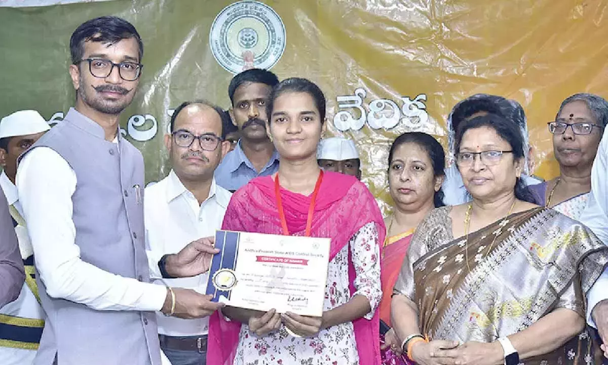 Andhra: कलेक्टर ने क्विज विजेता छात्र को सम्मानित किया