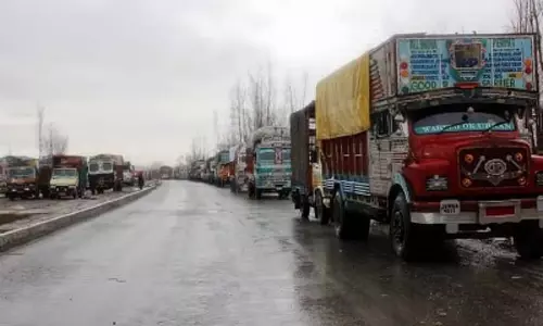 जम्मू राजमार्ग पर फलों से लदे एक हजार से अधिक ट्रक फंसे: उत्पादकों को भारी नुकसान