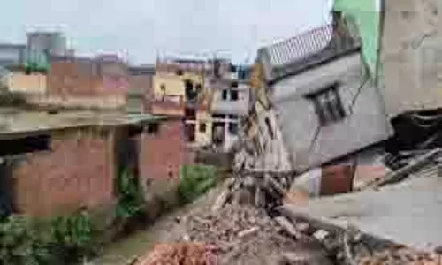 Dehradun: बारिश का कहर, दो मंजिला मकान भरभराकर गिरा, मची अफरा-तफरी Dehradun: बारिश का कहर, दो मंजिला मकान भरभराकर गिरा, मची अफरा-तफरी