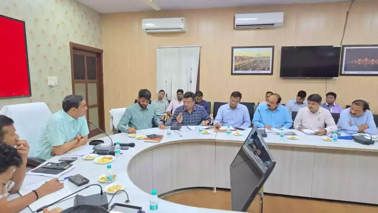 Mathura: मथुरा में बाढ़ नियंत्रण को लेकर बैठक