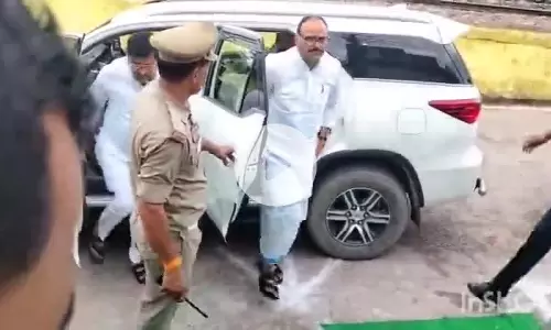 Banda: बृजेश पाठक ने पीएम के निजी सचिव के पिता को श्रद्धांजलि अर्पित की