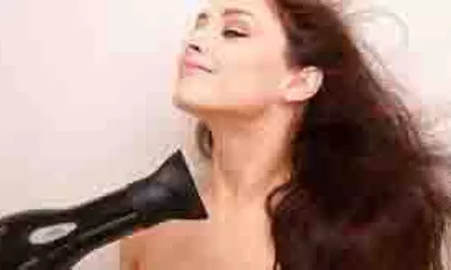 Baby Hair Styling Tips: अगर बेबी हेयर की वजह से आपके बाल भी दिखते हैं मैसी, तो ये ट्रिक्स आएंगी काम