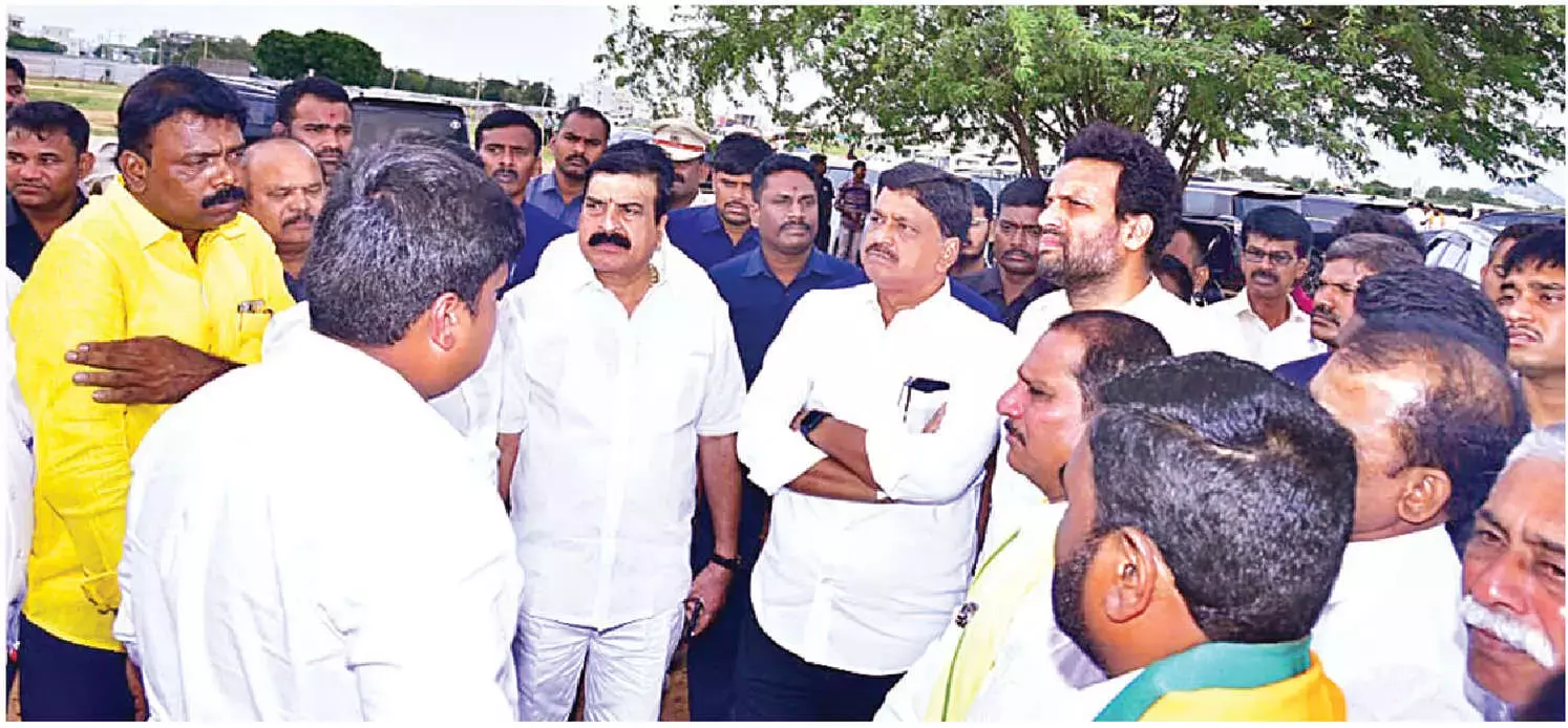 CM नायडू के दौरे से पहले मंत्रियों ने GMR ग्राउंड का निरीक्षण किया CM नायडू के दौरे से पहले मंत्रियों ने GMR ग्राउंड का निरीक्षण किया