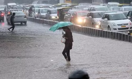 बेंगलुरु भारी बारिश से जूझ रहा है: 5 पेड़ उखड़ गए, कई जगहों पर यातायात बाधित बेंगलुरु भारी बारिश से जूझ रहा है: 5 पेड़ उखड़ गए, कई जगहों पर यातायात बाधित