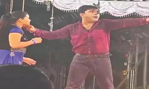 अभिनेता ने ओडिशा के कटक में मंच पर प्रस्तुति देकर सबका दिल जीत लिया अभिनेता ने ओडिशा के कटक में मंच पर प्रस्तुति देकर सबका दिल जीत लिया