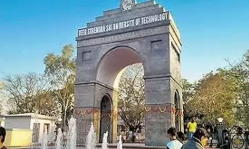 Odisha : वीएसएसयूटी का छात्र मृत मिला, संबलपुर में पुल के नीचे मिला शव Odisha : वीएसएसयूटी का छात्र मृत मिला, संबलपुर में पुल के नीचे मिला शव