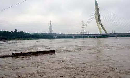 दिल्ली में भारी बारिश: यमुना नदी खतरे के निशान से ऊपर बह रही है, लोगों को बाढ़ का डर दिल्ली में भारी बारिश: यमुना नदी खतरे के निशान से ऊपर बह रही है, लोगों को बाढ़ का डर