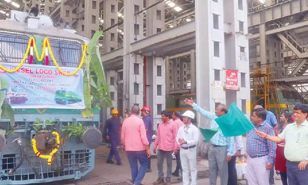 DLS से पहले कवच से सुसज्जित लोकोमोटिव को हरी झंडी दिखाई गई DLS से पहले कवच से सुसज्जित लोकोमोटिव को हरी झंडी दिखाई गई