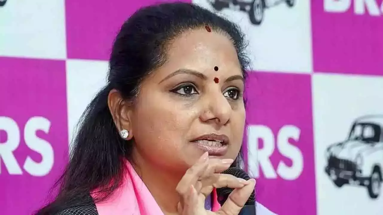 BRS में विभाजन स्पष्ट: कविता ने केसीआर पर जांच के लिए हरीश राव और संतोष को जिम्मेदार ठहराया BRS में विभाजन स्पष्ट: कविता ने केसीआर पर जांच के लिए हरीश राव और संतोष को जिम्मेदार ठहराया