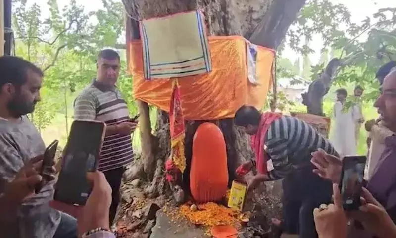कश्मीरी पंडितों ने 35 साल बाद बडगाम में मंदिर खोला ,स्थानीय मुस्लिम हुए शामिल कश्मीरी पंडितों ने 35 साल बाद बडगाम में मंदिर खोला ,स्थानीय मुस्लिम हुए शामिल