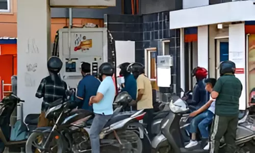 Bareilly: फ्यूल लेने से पहले हेलमेट अनिवार्य