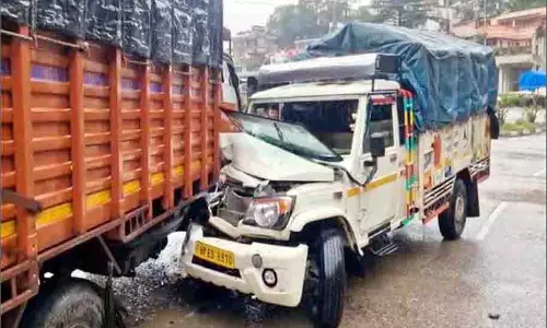 Himachal: ट्रक और पिकअप में जोरदार टक्कर,मची अफरा-तफरी Himachal: ट्रक और पिकअप में जोरदार टक्कर,मची अफरा-तफरी