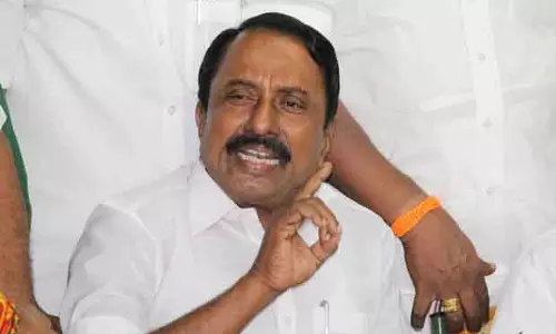 वरिष्ठ AIADMK नेता के.ए. सेनगोट्टैयन ने समर्थकों से मुलाकात की