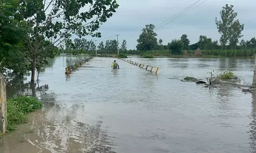Haryana : यमुना के उफान पर आने से करनाल जिले में फसलें और सड़कें जलमग्न