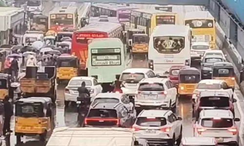 दो सप्ताह में दूसरा सिंकहोल, Karukku मुख्य सड़क पर यातायात बाधित दो सप्ताह में दूसरा सिंकहोल, Karukku मुख्य सड़क पर यातायात बाधित