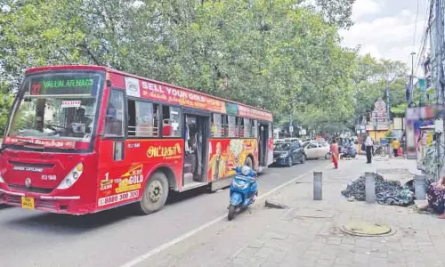 Chennai नगर निगम ने आभूषण की दुकान के लिए मिलर्स रोड पर बस स्टॉप हटाया Chennai नगर निगम ने आभूषण की दुकान के लिए मिलर्स रोड पर बस स्टॉप हटाया
