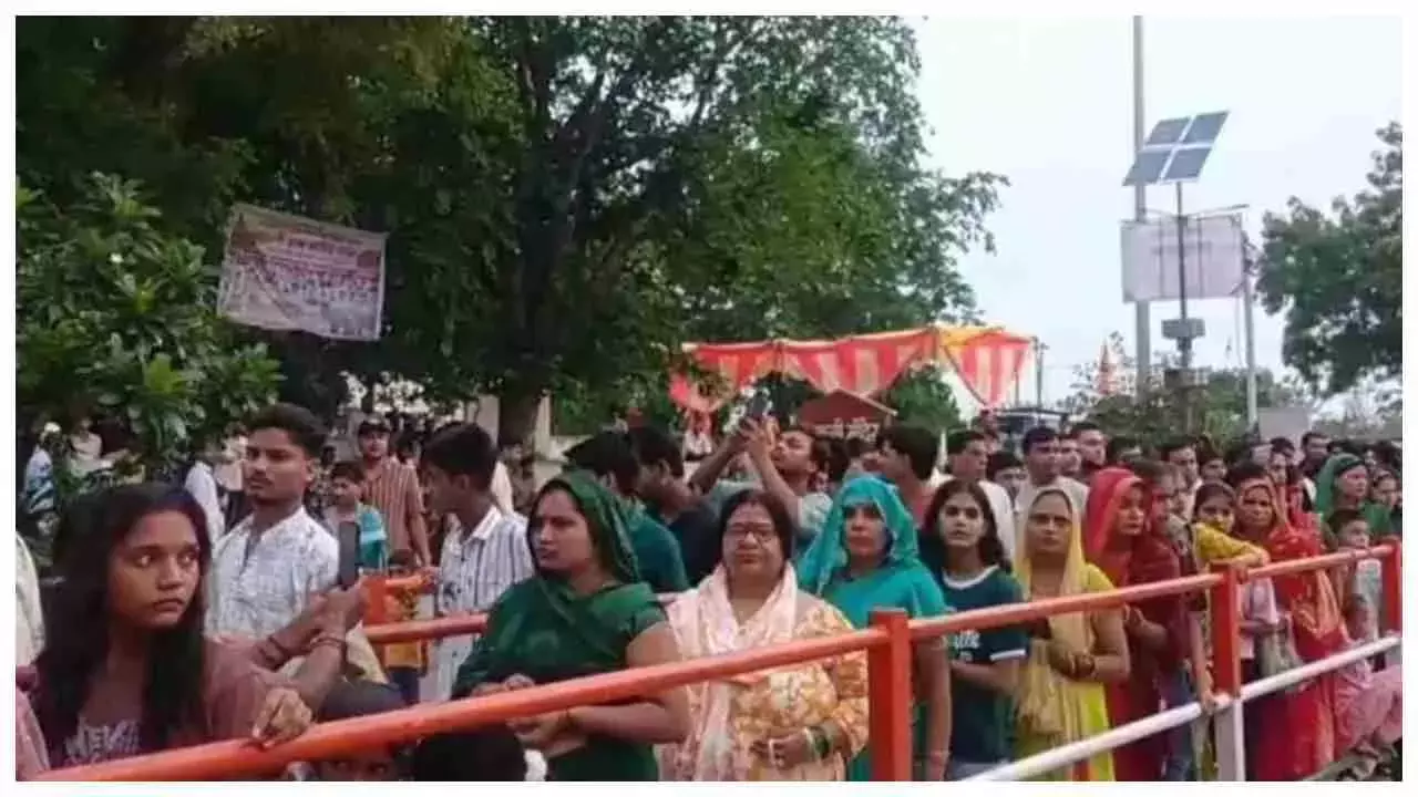 Auraiya: औरैया में श्रद्धालुओं की उमड़ी भीड़ Auraiya: औरैया में श्रद्धालुओं की उमड़ी भीड़