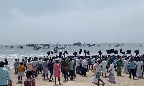 Tamil Nadu : थारंगमबाड़ी समुद्र में मछुआरों ने काले झंडे दिखाकर किया विरोध प्रदर्शन Tamil Nadu : थारंगमबाड़ी समुद्र में मछुआरों ने काले झंडे दिखाकर किया विरोध प्रदर्शन