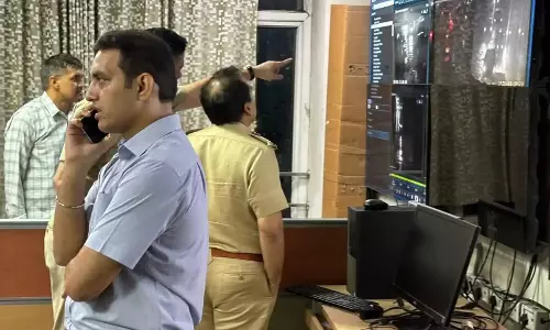 Gurugram: गुरुग्राम पुलिस ने बारिश के बीच मोर्चा संभाला Gurugram: गुरुग्राम पुलिस ने बारिश के बीच मोर्चा संभाला