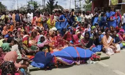Umerkote चिकित्सीय लापरवाही से गर्भवती आशा की मौत, विरोध प्रदर्शन शुरू Umerkote चिकित्सीय लापरवाही से गर्भवती आशा की मौत, विरोध प्रदर्शन शुरू