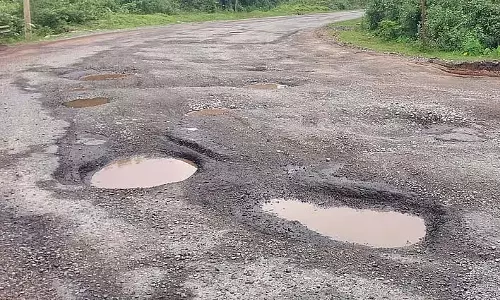 Ankola : खराब राजमार्ग से वाहन चालकों में हड़कंप Ankola : खराब राजमार्ग से वाहन चालकों में हड़कंप