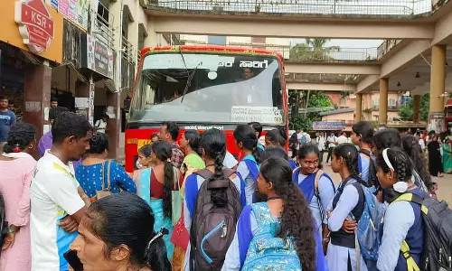 Karwar: छात्रों ने बसें रोककर किया विरोध प्रदर्शन