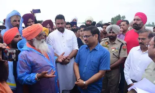 Jalandhar: भारी बारिश से गढ़शंकर के दर्जनों गांव जलमग्न, सड़कें बह गईं Jalandhar: भारी बारिश से गढ़शंकर के दर्जनों गांव जलमग्न, सड़कें बह गईं