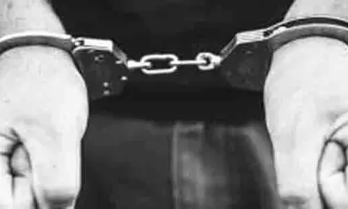 Manipur: पुलिस की बड़ी कार्रवाई, अवैध हथियारों के साथ चार तस्कर धराए Manipur: पुलिस की बड़ी कार्रवाई, अवैध हथियारों के साथ चार तस्कर धराए